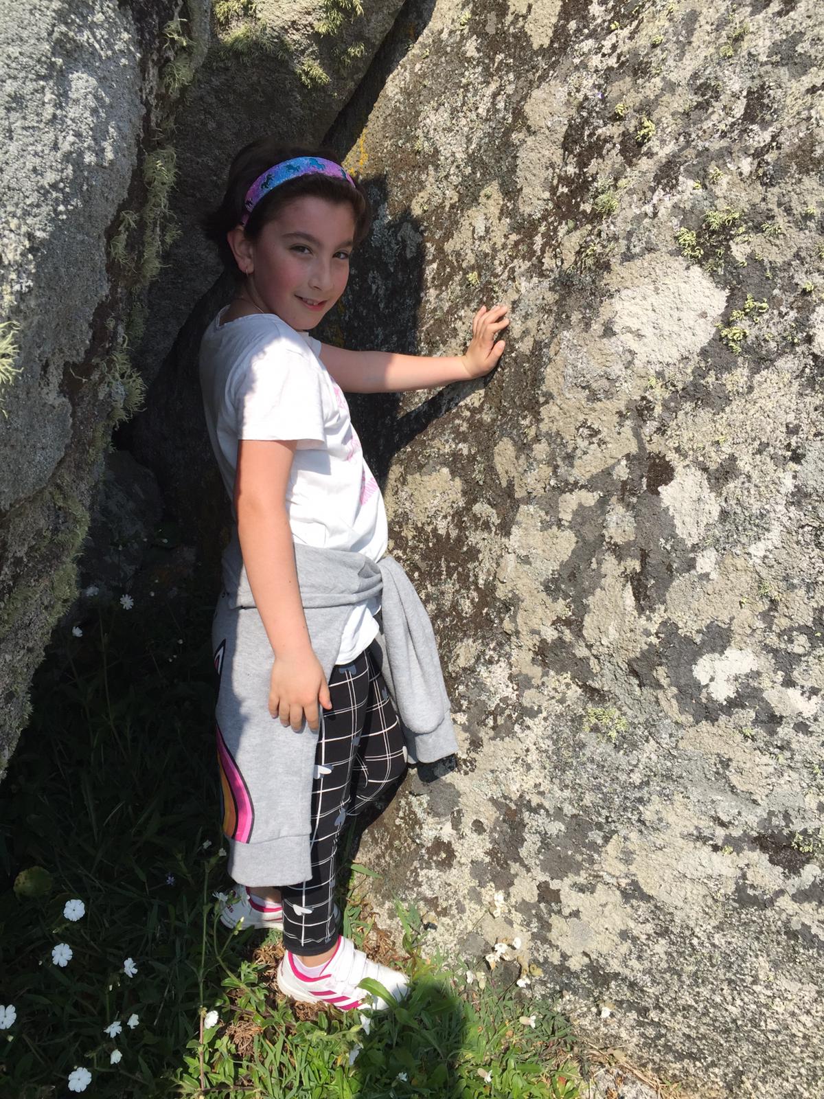 Mi hija trans con una roca