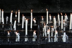 La procesión del santo odio también pide velas.
